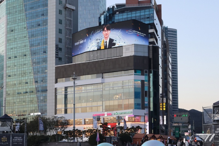 T1在首尔包下多块室外广告大屏:以祝贺Faker荣获韩国青龙勋章